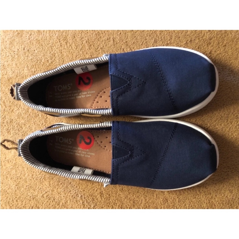 New Tomโs Unisex Kids Blue Slip On Shoes sz 2